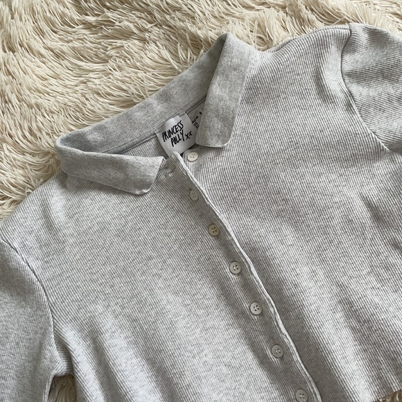 PRINCESS POLLY - Grey Button Long Sleeve Crop Top - Picture 5 of 5